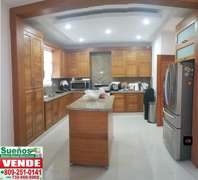 Vende esta casa de 490 m2 con piscina en Gurabo, Santiago