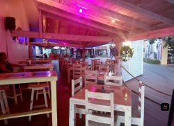 Se vende negocio de restaurante con bar