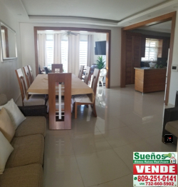 Vende esta casa de 490 m2 con piscina en Gurabo, Santiago